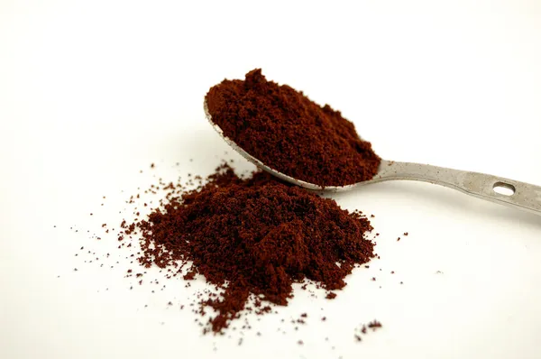 Μεγέθυνση του κουτάλι γεμάτο σκόνη καφέ — Φωτογραφία Αρχείου