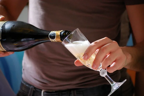 Serveren champagne — Stockfoto