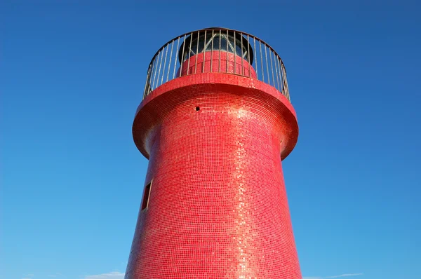 Roter Leuchtturm vor sommerblauem Himmel — Stockfoto