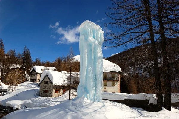 Frozen fountain — Stock Photo, Image