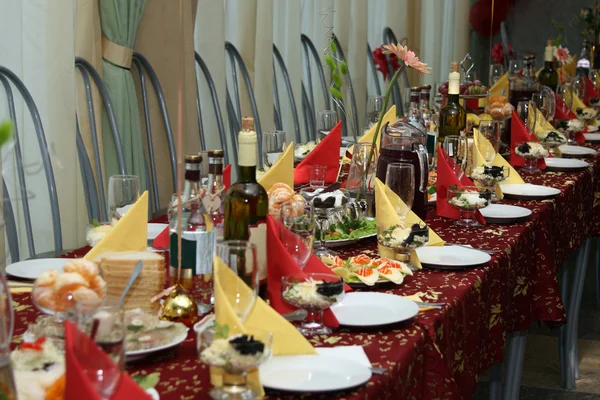 La mesa cubierta por la fiesta — Foto de Stock