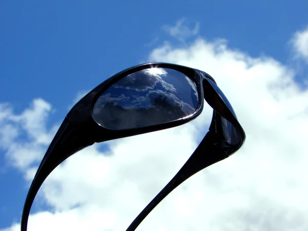 Sluneční brýle v nebi — Stock fotografie