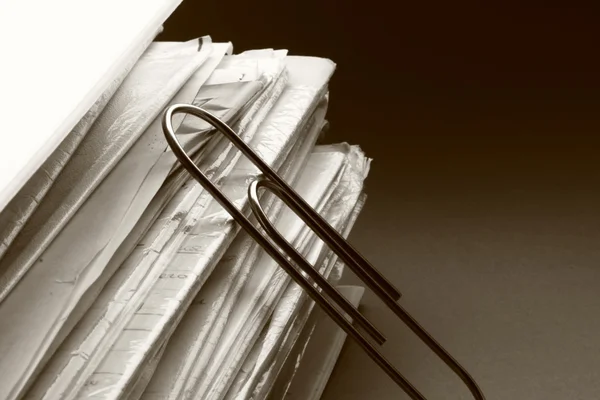Papéis de escritório com clipe de papel em cinza — Fotografia de Stock