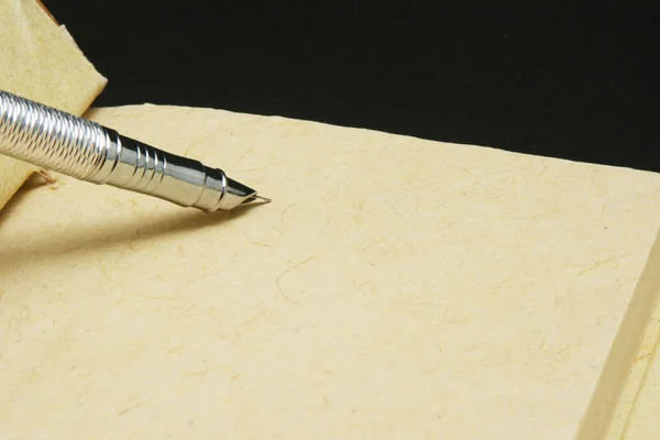 Η πένα καλλιγραφίας σε αρχαία χαρτί — Φωτογραφία Αρχείου