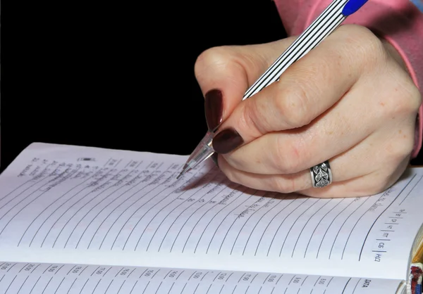 Γυναικείο χέρι που γράφει με μολύβι σε sch — Φωτογραφία Αρχείου