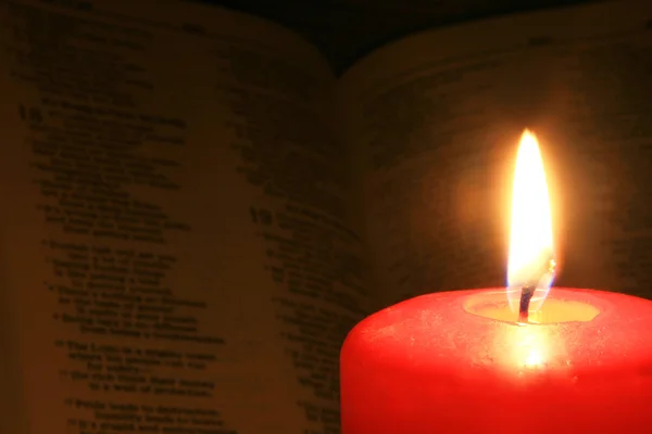 Svíčka a kniha v temnotě — Stock fotografie