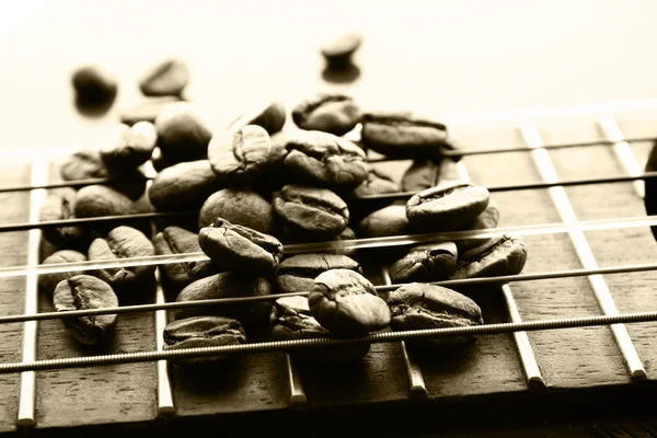 Kakao bönor på en klassisk gitarr — Stockfoto