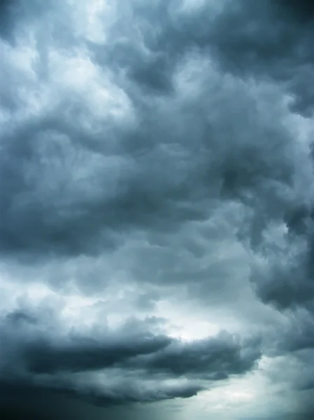 Koude wolken in de nachtelijke hemel — Stockfoto