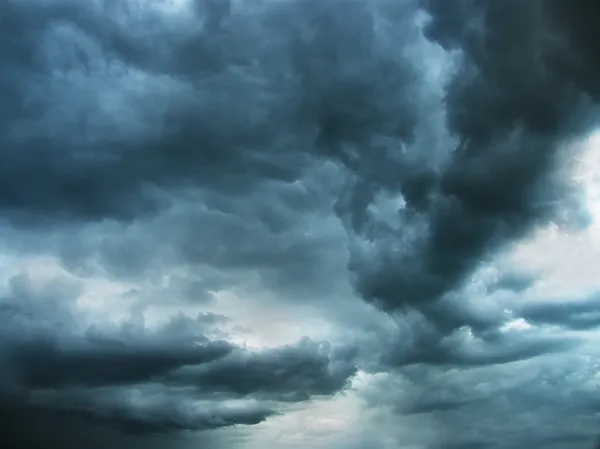 Нічне небо з важкими хмарами Стокове Фото
