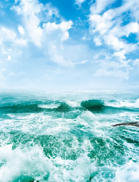 Κύματα της θάλασσας και το γαλάζιο του ουρανού — Φωτογραφία Αρχείου