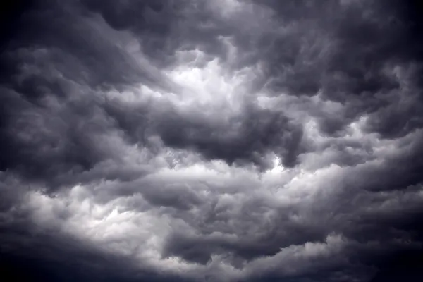 Nuages orageux noirs violents — Photo