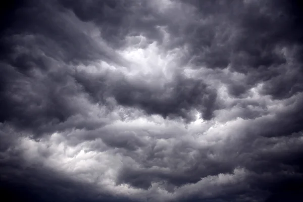 Schwere orkanartige schwarze Gewitterwolken lizenzfreie Stockfotos