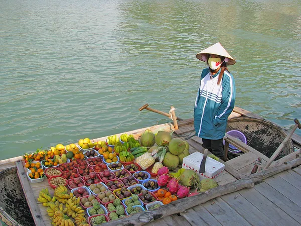 Продавец фруктов — стоковое фото