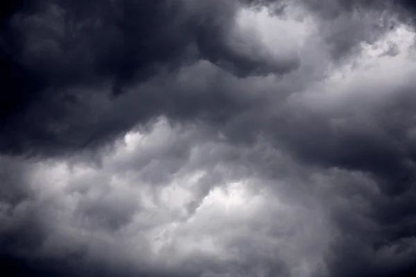 Nuages orageux noirs violents — Photo