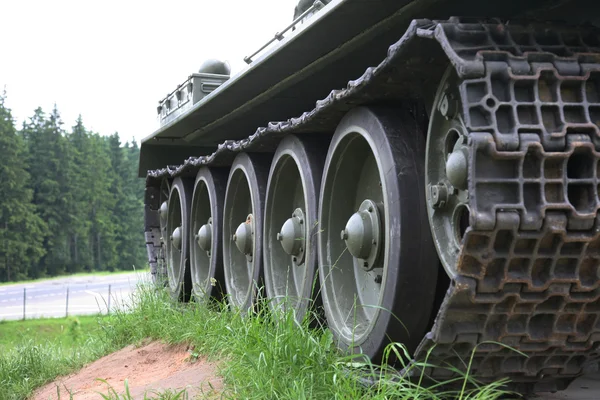 Zware tank track close-up van wielen — Stockfoto
