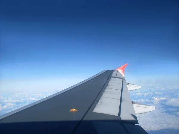 Asa de avião em um céu azul — Fotografia de Stock