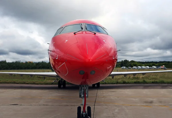 Piros sugárhajtású repülőgép — Stock Fotó