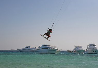 kitesurfer atlar