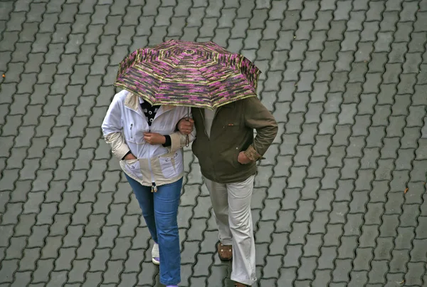 Δύο γυναίκες με μια ομπρέλα στη βροχή — Φωτογραφία Αρχείου