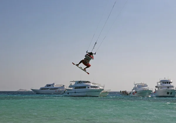 Kitesurfare hoppar — Stockfoto