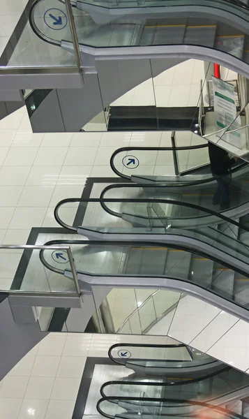 自动扶梯的商务中心 — 图库照片