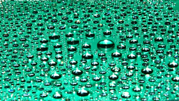Капли воды на зеленом — стоковое фото