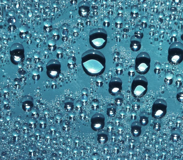 Капли воды на голубом — стоковое фото