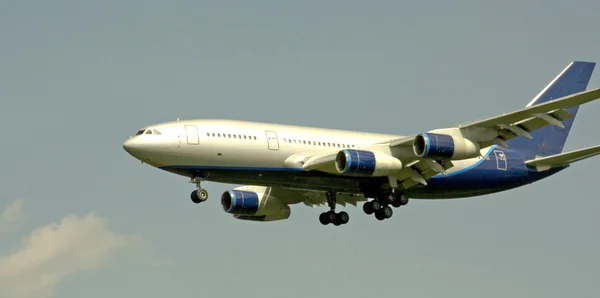 Jelöletlen fehér-kék sugárhajtású repülőgép — Stock Fotó