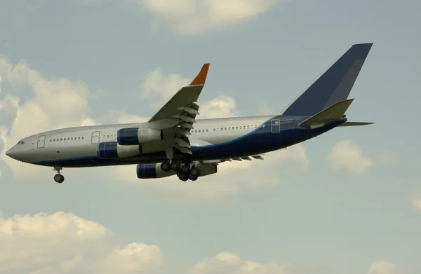 Unmarkiertes weiß-blaues Düsenflugzeug — Stockfoto