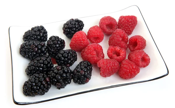 블랙베리와 딸기는 접시에 — 스톡 사진