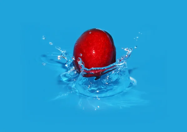 Cherry falls in water — Stock Photo, Image