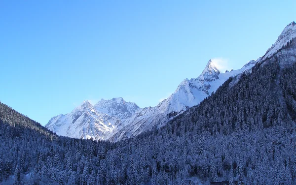 Montaż narty ośrodek piękny — Zdjęcie stockowe