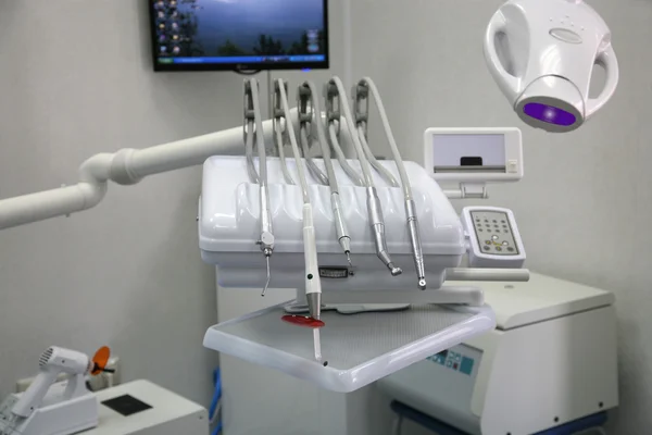 Стоматологический инструмент в клинике — стоковое фото