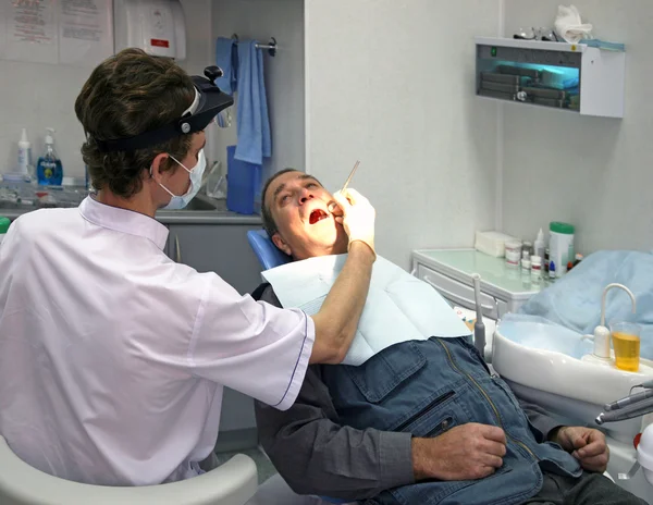 Dentysta w pracy w pokoju stomatologiczne — Zdjęcie stockowe