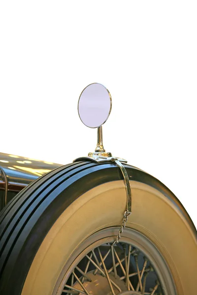 Zapasowe koło i lustro retro samochodów — Zdjęcie stockowe