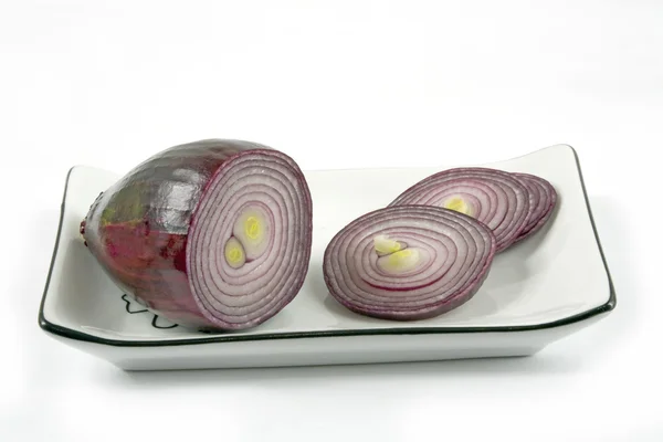 Dunkelblaue Zwiebeln in einem Teller — Stockfoto