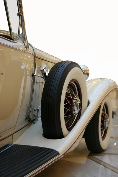 Seite des beigen Cabriolet Retro-Autos — Stockfoto