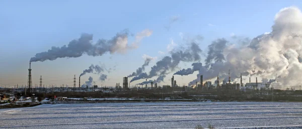 Een fabriek met schoorstenen. — Stockfoto