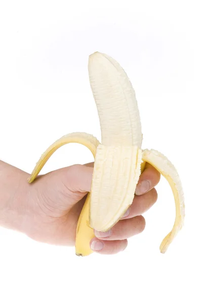 人間の手で半分皮をむいたバナナ — ストック写真