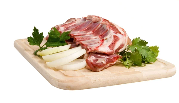Koyun eti-pirzola otlar ve soğan ile — Stok fotoğraf