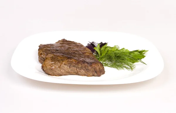 Bitkilerle birlikte kızarmış biftek. — Stok fotoğraf
