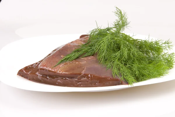 Nötkött lever med dill på vit platta — Stockfoto