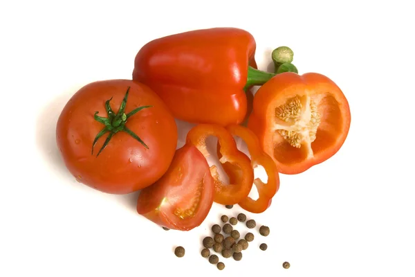 Pimenta, tomate e especiarias em solo branco — Fotografia de Stock