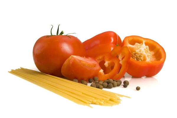 Pimenta, tomate, especiarias e macarrão — Fotografia de Stock