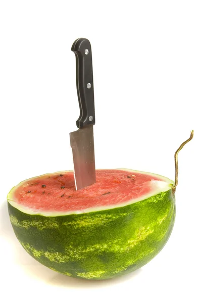 Metade da melancia suculenta com faca — Fotografia de Stock