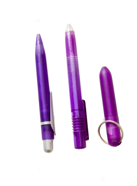 Três canetas de plástico roxo — Fotografia de Stock