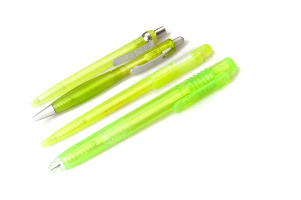Fyra grön plast pennor — Stockfoto
