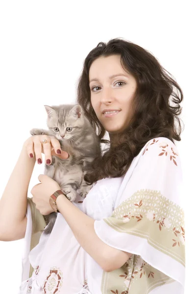 Mladé ženy s šedé kotě — Stock fotografie