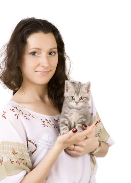 Mladé ženy s šedé kotě — Stock fotografie