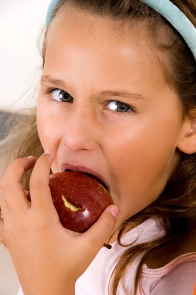 Taze elma yiyen sevimli küçük kız — Stok fotoğraf